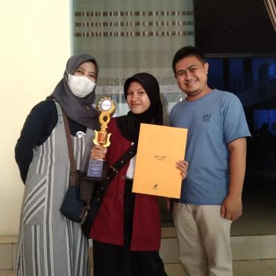 Reni Apriani Bersama Guru Pembimbiing Tari Tradisional