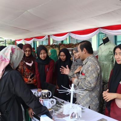 Ketika Berada Di Stand Pameran 4